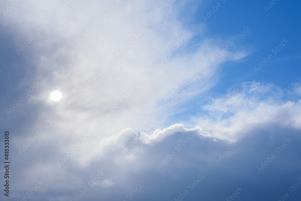 Chmury na słonecznym niebie
