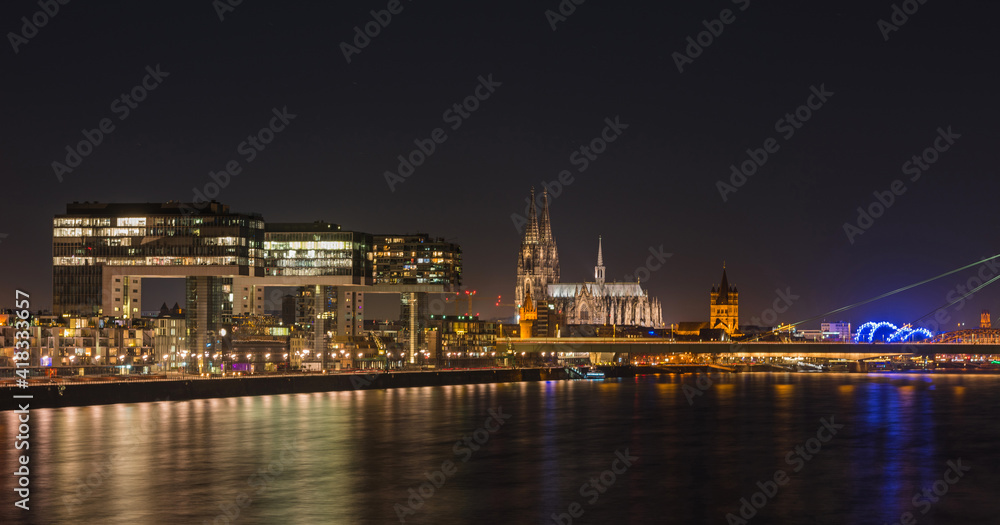 Köln – Kranhäuser und Dom bei Nacht; Deutschland 