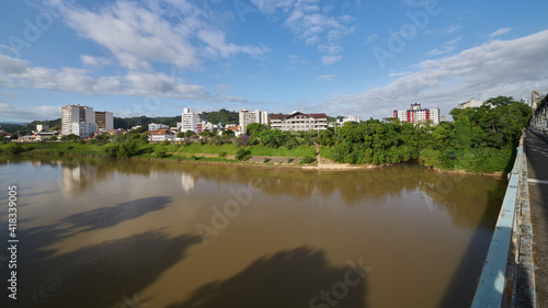 Stadtansicht von Blumenau, Santa Catarina mit Spiegelung im Wasser des Rio Itajai