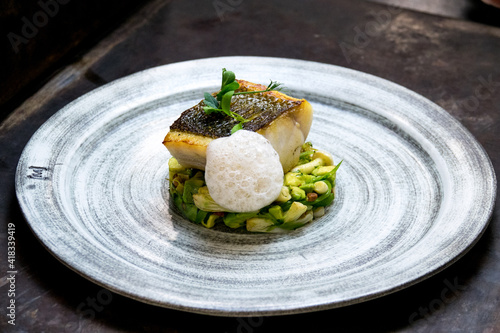 Fototapeta Naklejka Na Ścianę i Meble -  Plat gastronomique de poisson