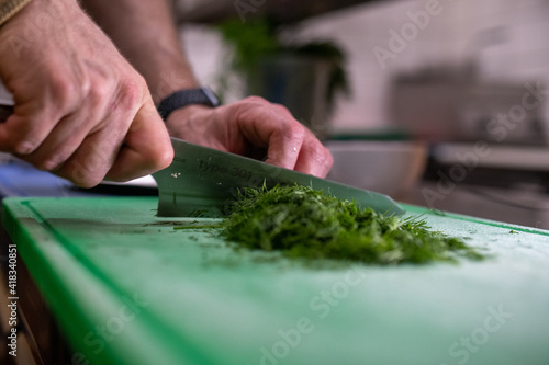 Wallpaper Mural Dill und Petersilie werden auf einem Grünen Brett von Hand gehackt Torontodigital.ca