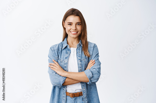 Foto Portrait of smiling confident woman feeling ready and determined, cross arms on