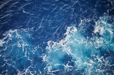 Küste am Meer mit türkis blauem Wasser