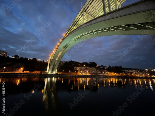 Fototapeta Naklejka Na Ścianę i Meble -  Ponte da Arrábida over river Douro in Oporto city all made of concrete