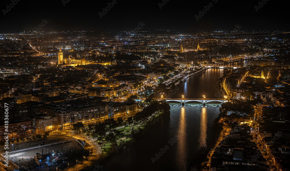 Sevilla de noche desde la Torre Sevilla o Torre Pelli donde se aprecia el Rio Guadalquivir, Catedral, Giralda, Torre del Oro, Maestranza...