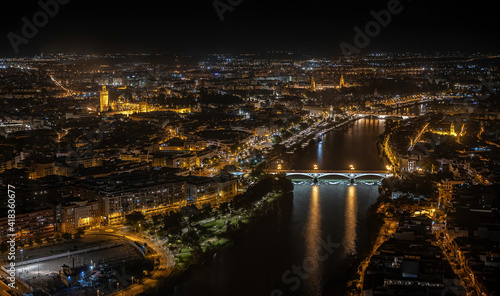 Sevilla de noche desde la Torre Sevilla o Torre Pelli donde se aprecia el Rio Guadalquivir, Catedral, Giralda, Torre del Oro, Maestranza...
