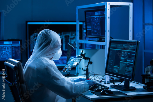 Bilde på lerret Microelectronics engineer works in a modern scientific laboratory on computing systems and microprocessors