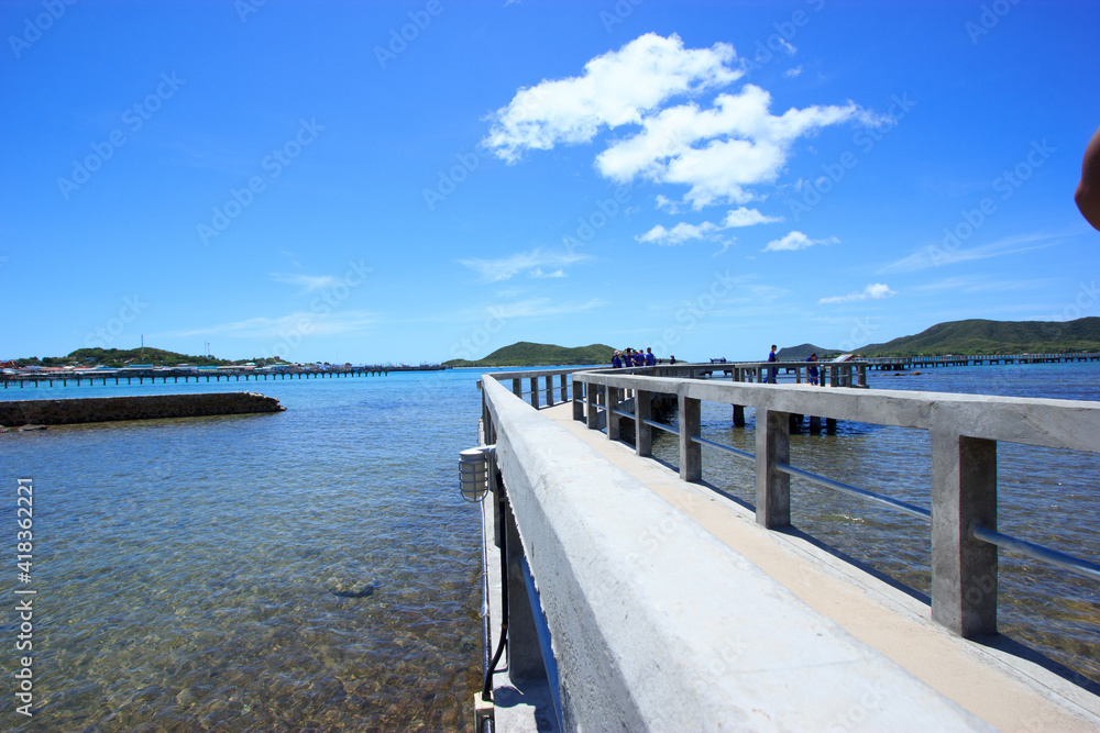 Obraz premium A bridge on the shore of the sea , Koh Samae San, Sattahip, Chonburi, Thailand 