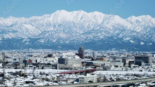 呉羽山から望む雪に覆われた真冬の釜谷山, 猫又山, 毛勝三山, 毛勝山と富山北大橋2021.2.19