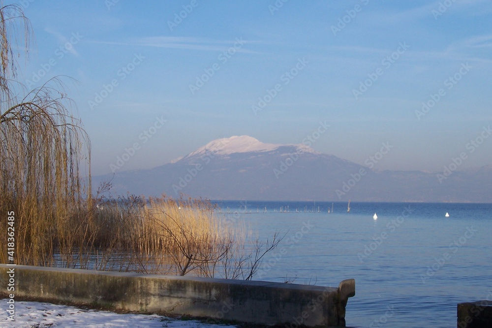 lago di Garda con monte Baldo innevato visto da Sirmione