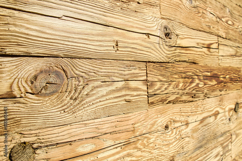 Tischler Holzwand mit grob geschliffenem Altholz.