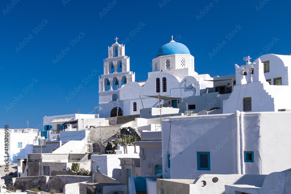 Naklejka premium Casas blancas con cúpula azul en Santorini