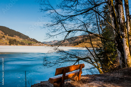 Schwarzsee, Lac Noir, Fribourg, Freiburg, Bergsee, Uferweg, Wanderweg, Holzbank, Eisfläche, Schwyberg, La Patta, Kaiseregg, Schafberg, Riggisalp, Spitzflue, Winter, Wintersport, Alpen, Schweiz photo