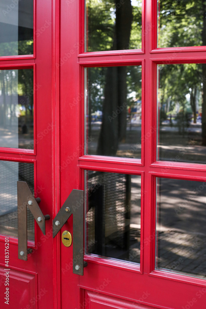 Obraz premium Closed restaurant in the old town. Red doors, entrance to the room