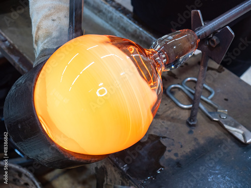Canvastavla Man Hands Closeup Shaping Blown Glass Piece with a Wet mold