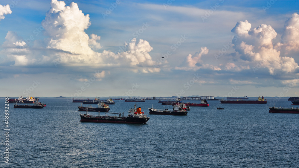 Wartende Containerschiffe im Meer vor dem Containerhafen in Singapur