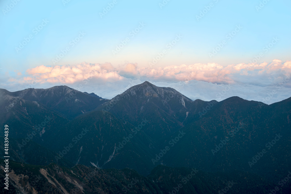 雲間の常念岳。信州、北アルプス北穂高岳からの眺望。