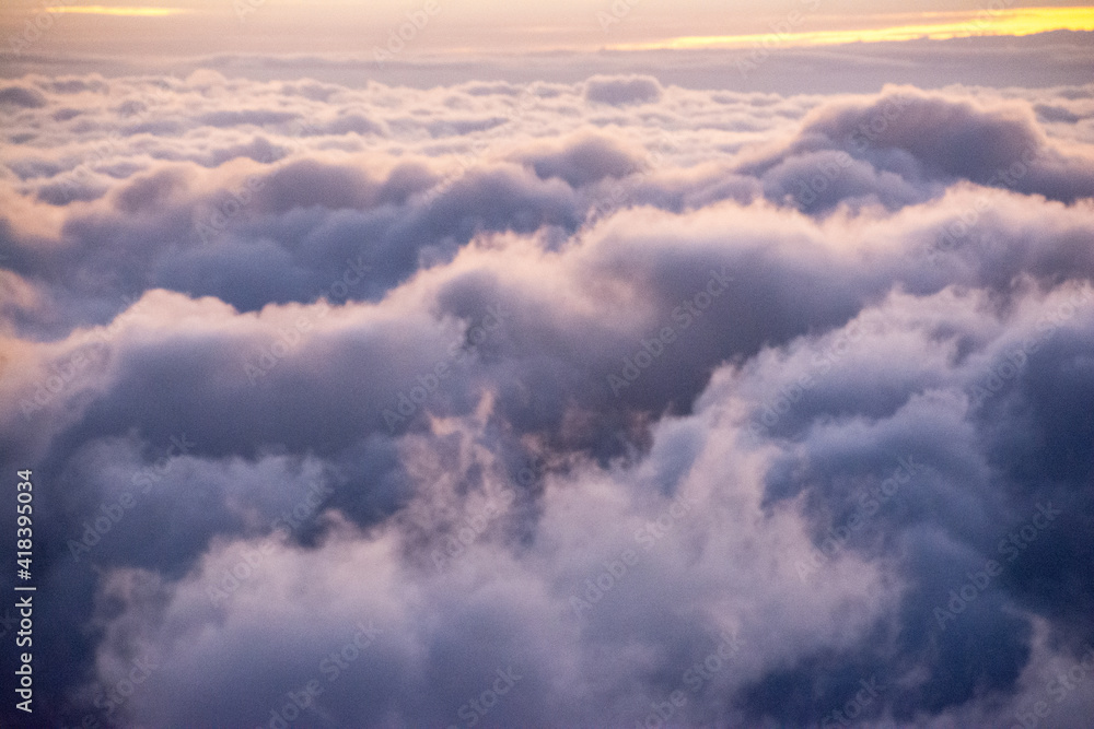 信州北アルプス北穂高岳山頂から眺める夜明けの一面の雲海。