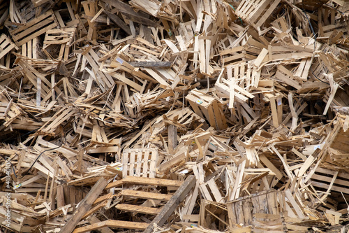 RECYCLEBARER MÜLLBERG . RECYCLABLE PILE OF RUBBISH . HOLZKISTEN . WOODEN CRATES photo