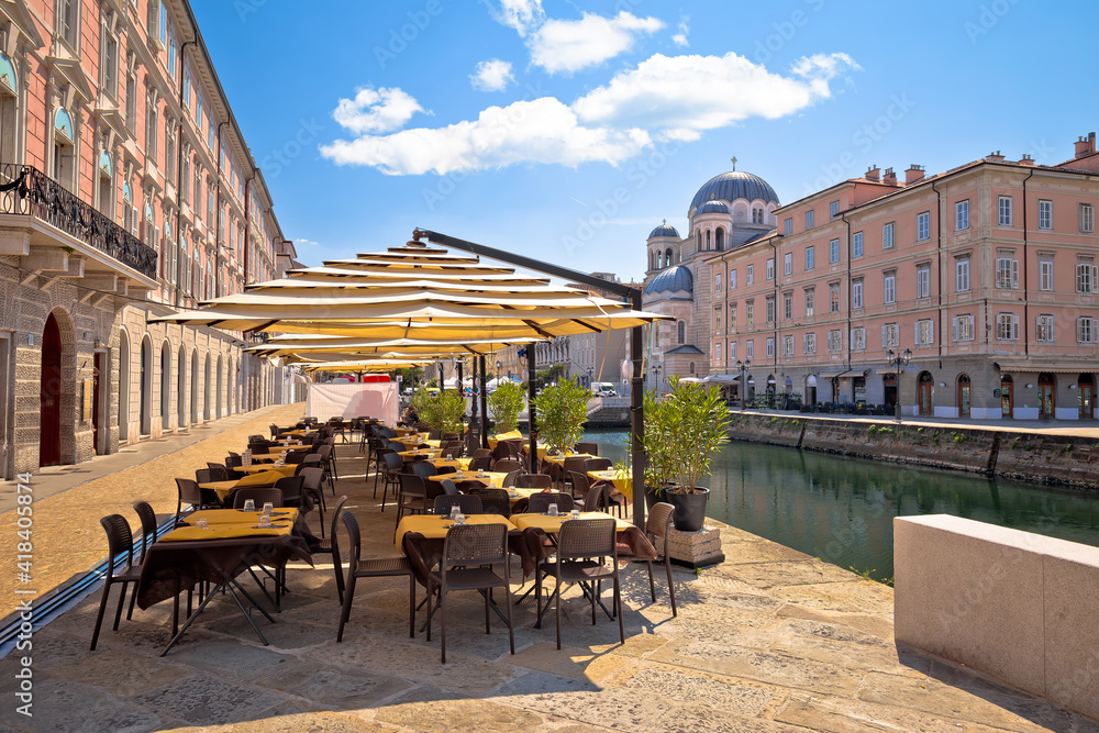 Ponte Rosso channel in Trieste italian cafe view