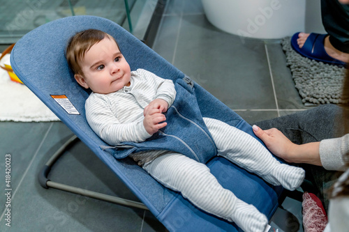 Canvas-taulu Mom playing with happy baby in seated rocker