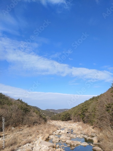 푸른하늘위에 일자 구름
