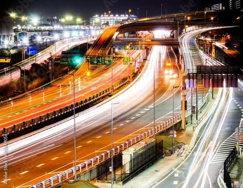 夜の高速道路とジャンクション