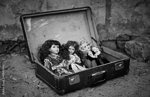 Quadro em tela baby dolls in an old suitcase