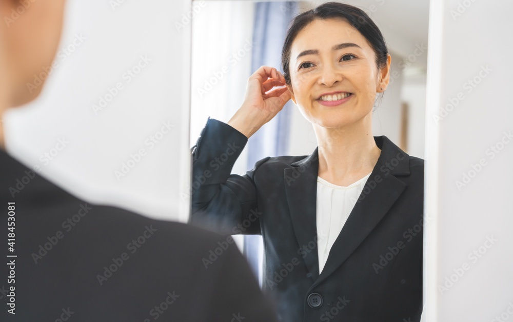 身支度する　日本人　女性