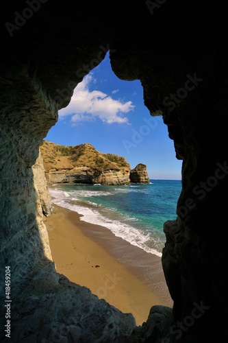 御宿　小浦海岸の岩のトンネル © yanpon