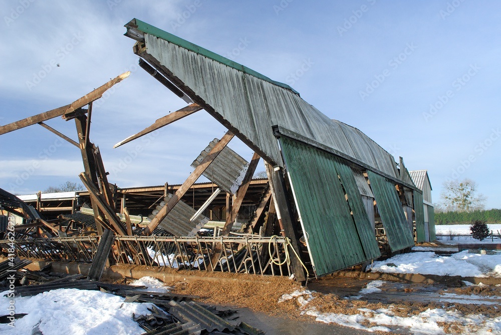 Dégats neige, calamité agricole. Effondrement d'un batiment agricole Dégats neige, calamité agricole. Effondrement d'un batiment agricole