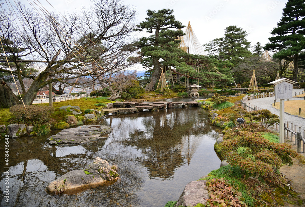 Fototapeta premium 兼六園、遊歩道と雁行橋