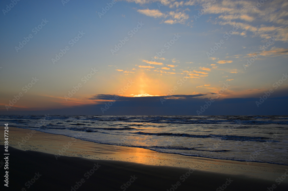Fototapeta premium 千里浜の夕陽、石川県羽咋市
