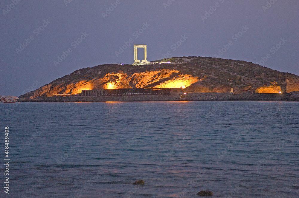 Halbinsel vor Chora, mit Tor des Apollo-Tempels (Portara), Insel Naxos, Kykladen, Griechenland