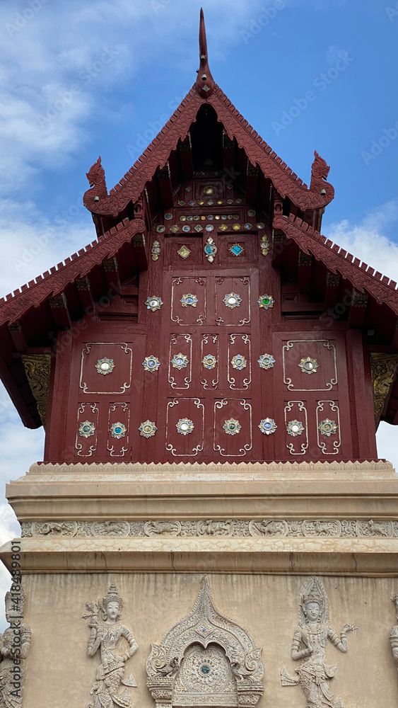 Obraz premium old wooden wanna temple
