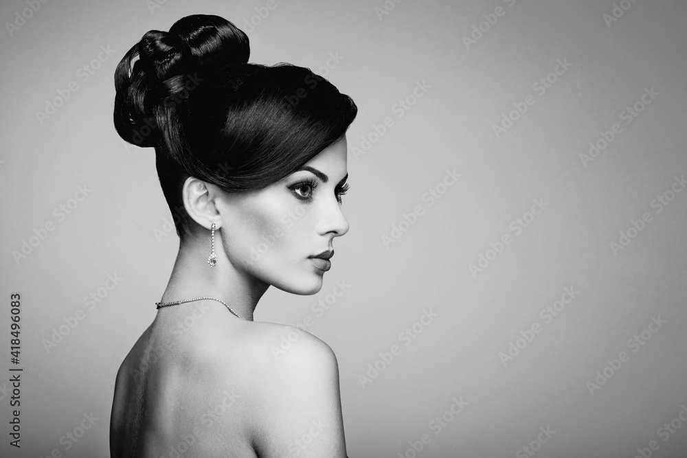 Fashion portrait of young beautiful woman with jewelry. Brunette girl. Perfect make-up. Beauty style woman with diamond accessories Fashion portrait of young beautiful woman with jewelry. Brunette girl. Perfect make-up. Beauty style woman with diamond accessories