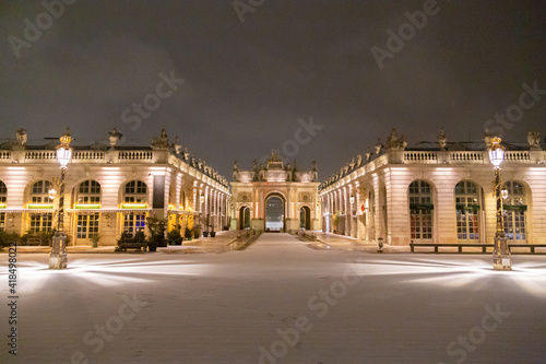 La place Stanislas de Nancy (Meurthe-et-Moselle, Lorraine), classée au patrimoine mondial de l'Unesco sous la neige de l'hiver