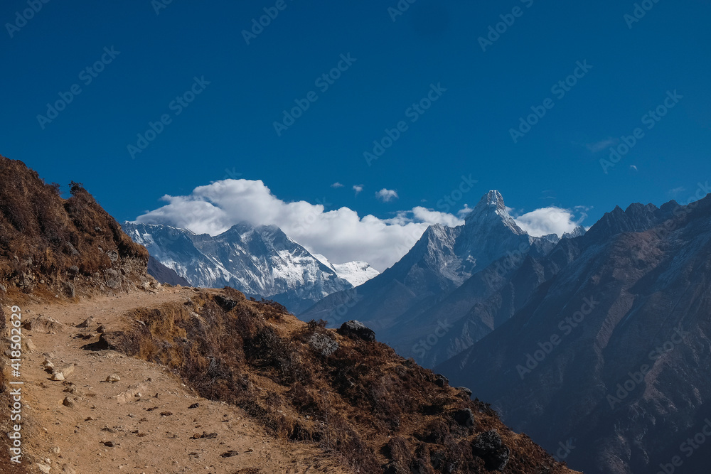 trail to everest base camp