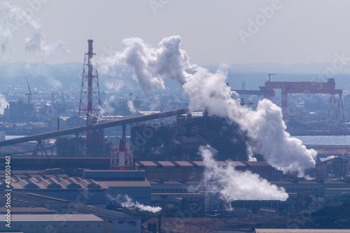 港の工場と白煙 