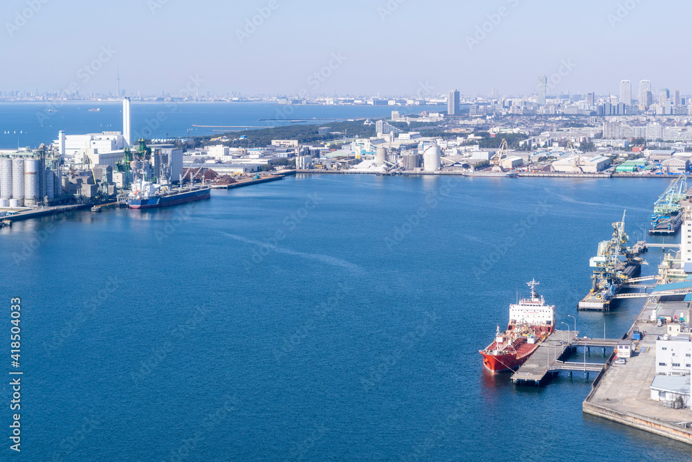 港の工業地帯と東京湾