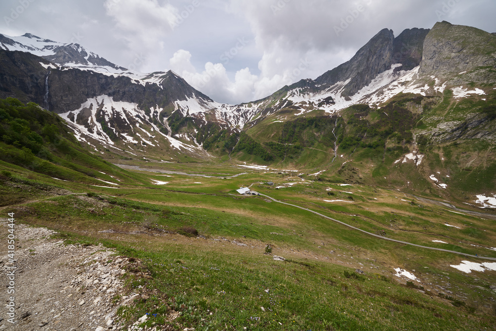 Dicke Regenwolken im Frühsommer über der Berglandschaft des oberen Oytals