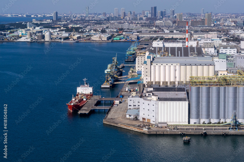 港のサイロと工業地帯