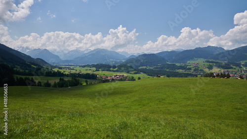 Blick vom Aussichtspunkt Buchenhain bei Schöllang über das sommerliche südliche Illertal auf die Allgäuer Alpen
