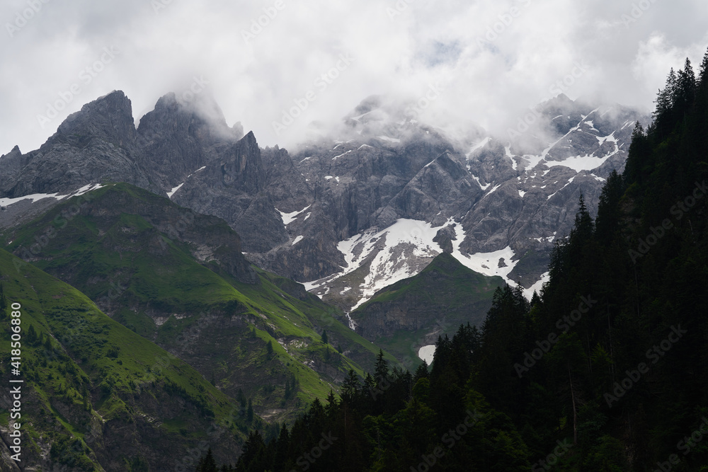 Schroffe Grate in den wolkenverhangenen Gipfeln des Allgäuer Alpenhauptkamms