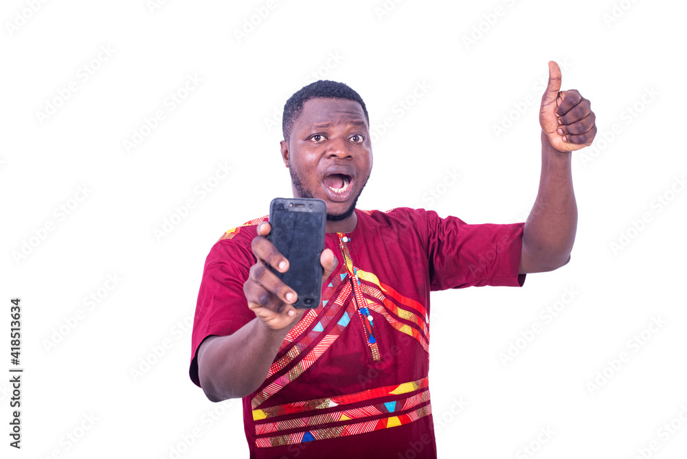 Naklejka premium adult man showing cellphone with thumb raised up.