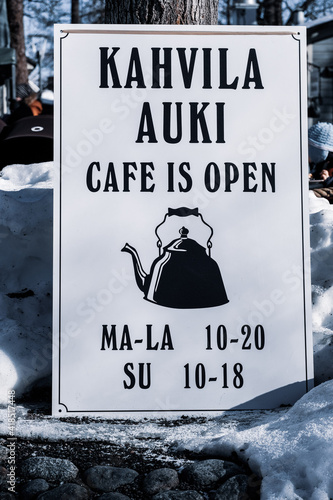 Kahvila Auki Cafe is open Öffnungszeiten-Schild Tallipiha Stable Yards photo