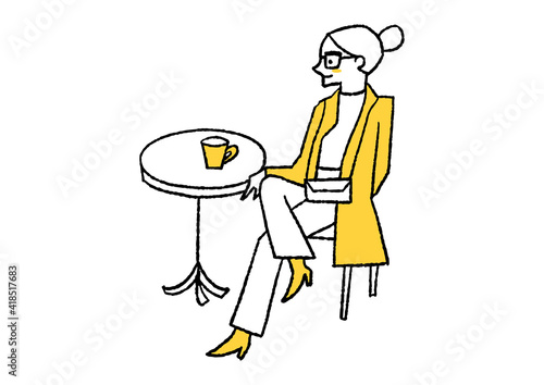 カフェにいるメガネをしてコートを着た女性