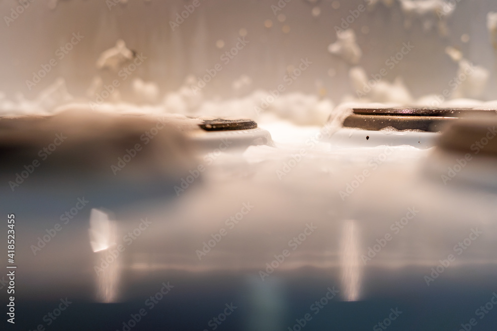 The electric cooker is soaked in a special detergent The electric cooker is soaked in a special detergent