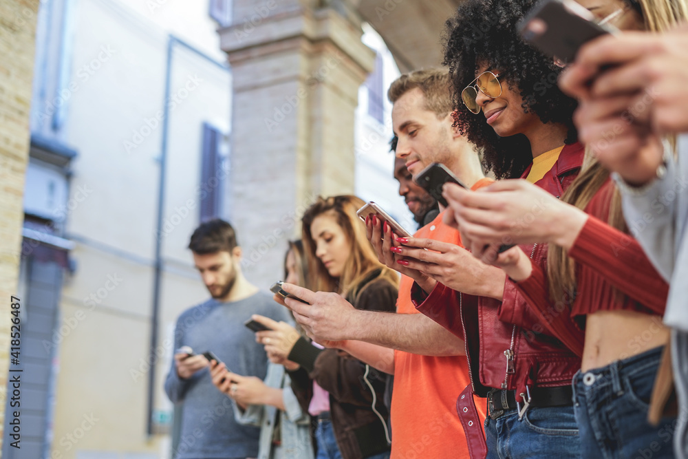 Obraz premium Multiracial friends using mobile smart phones to sharing content videos and photos on social media network