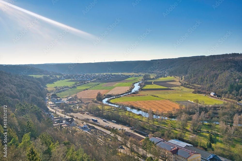 Naklejka premium Blick auf Kipfenberg und die Altmühl von einem Berg aus während der Himmel strahlend blau ist.